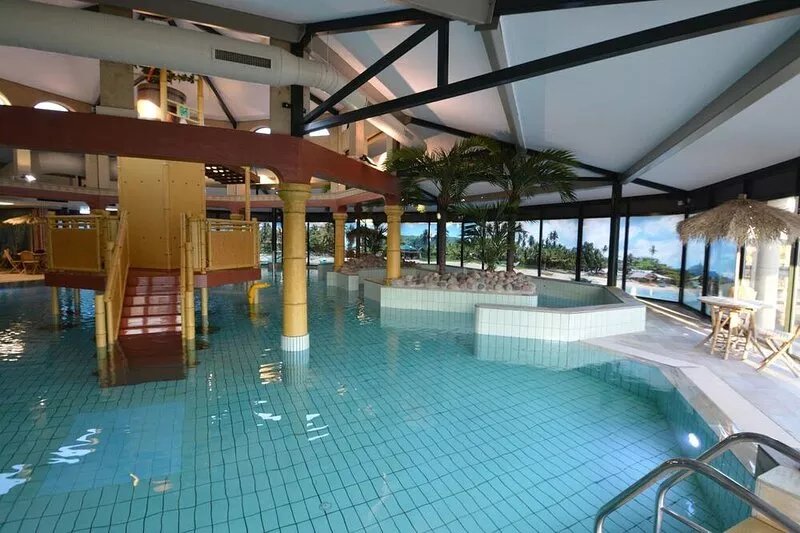 Luxurious villa with ten bathrooms, in green surroundings