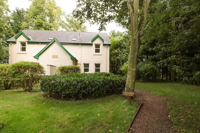 GARDENER'S COTTAGE, pet friendly, with a garden in Chirnside