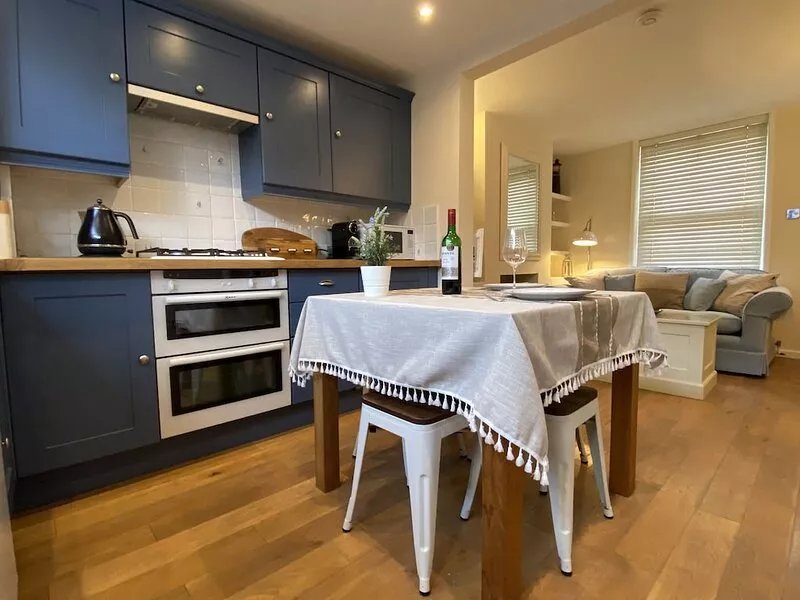 STARBOARD LIGHT, pet friendly, character holiday cottage in Lymington