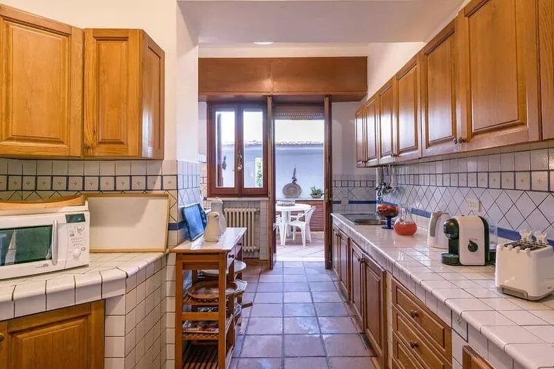 Large villa with swimming pool and private tennis near the sea