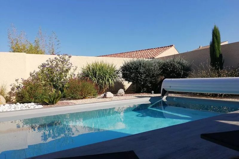 Near PEZENAS, Single storey villa with private pool