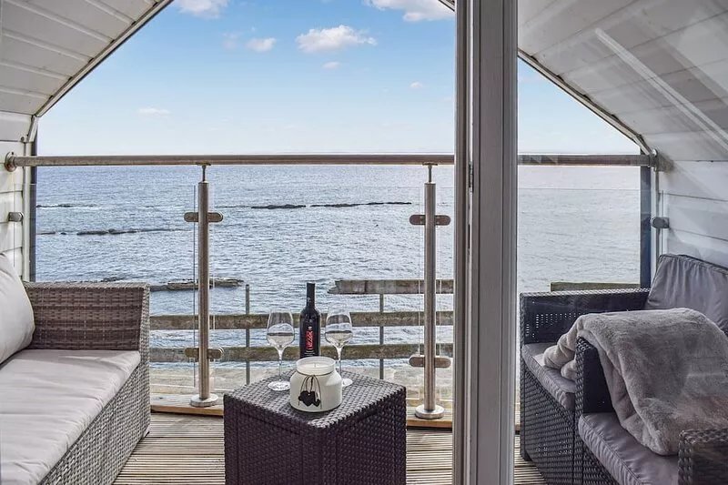 A beautiful cottage by the sea side and the perfect base with shops, pubs and