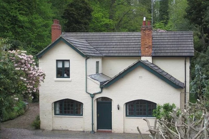 Camp Hill. Charming Cottages in Secluded Grounds of Historic Private Estate