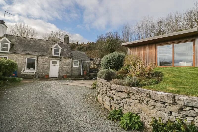 BRON HEULOG COTTAGE, pet friendly, with open fire in Llangoed