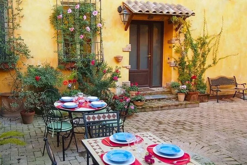 Two apartments for groups or families up to 9 In St. Peter area, courtyard