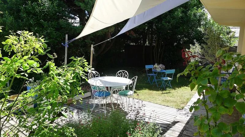 Rez de Maison Avec Jardin Arboré Privatif à 1 km de la Plage