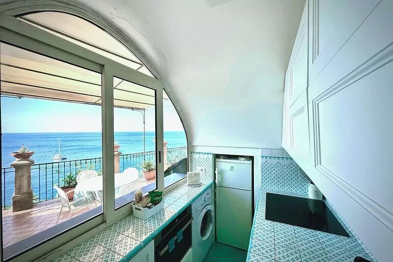 Romantic cottage, wide terrace overlooking the sea.
