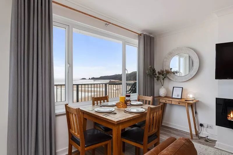 Sea Urchins Apartment - Sea Front Apartment with Views