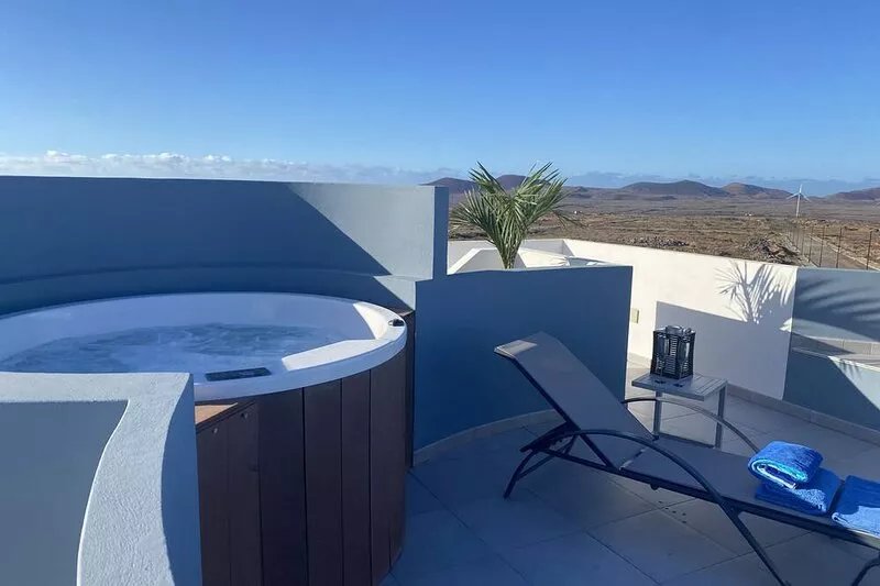 CASA MAGMA: apartment with roof terrace, private Jacuzzi, ocean & volcano views