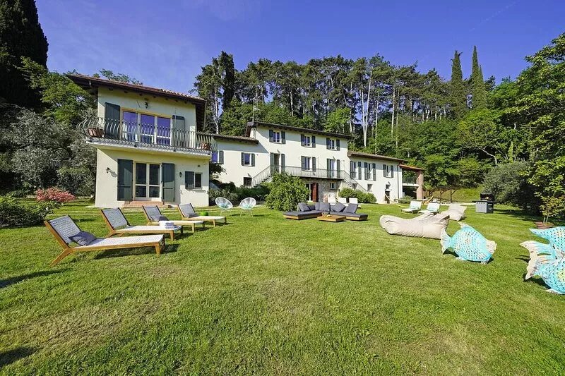 Beautiful large villa with lake view, private pool, hot tub, private park