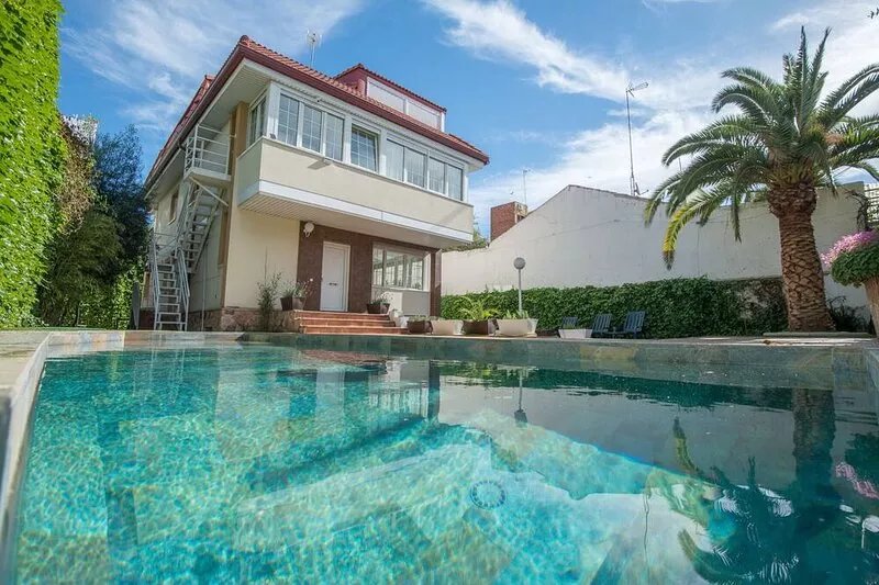 Luxury villa for up to 18 people. Madrid capital Private pool and garden. WiFi