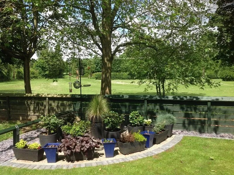 Excellent ground floor 2 Bed apt overlooking golf course with private parking.