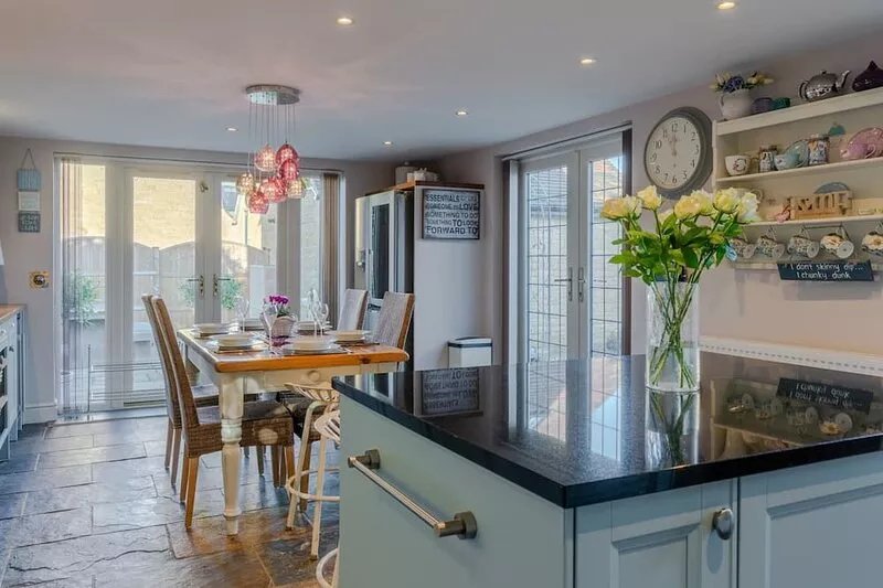 The Thatch House - sleeps 8 guests  in 4 bedrooms
