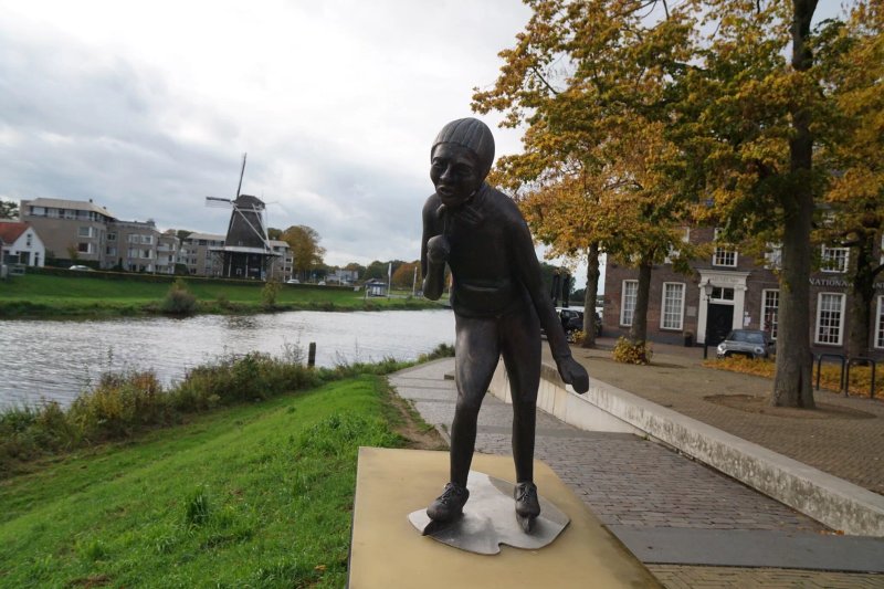 Reinier Paping standbeeld