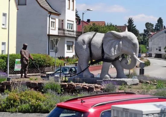 Bauer & Elefant