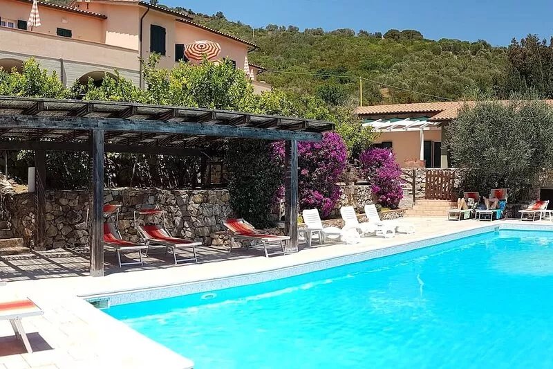 Studio apartment in a residence with swimming pool. Panoramic position with sea