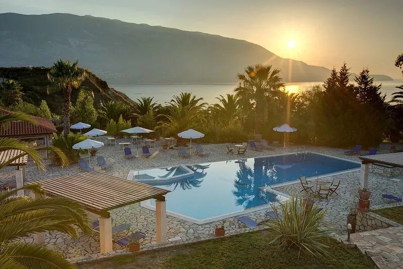 Spacious apartments with breakfast, pool, tennis court and uncut sea views.