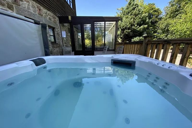6 bedroom Lakeside cottage with fishing, pool, hot tub games room & so much more