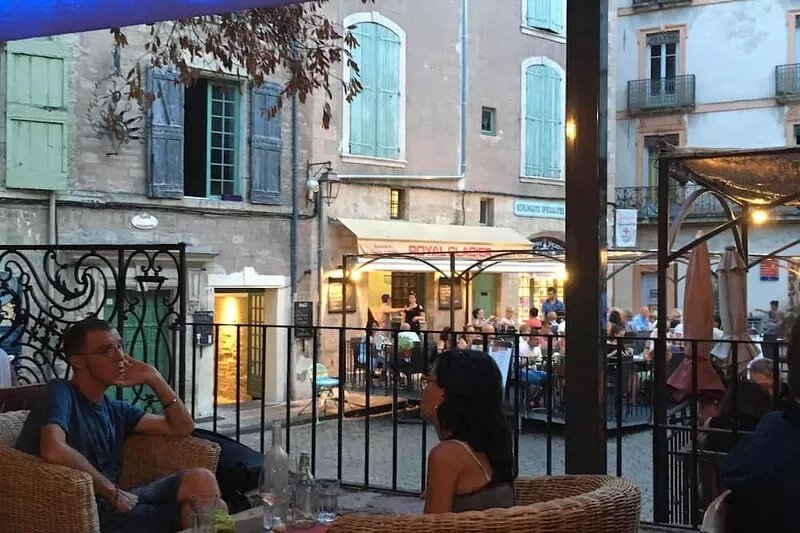 Pézenas: Prime Location, Secure Gated Domaine, Pool Complex, Walk to amenities