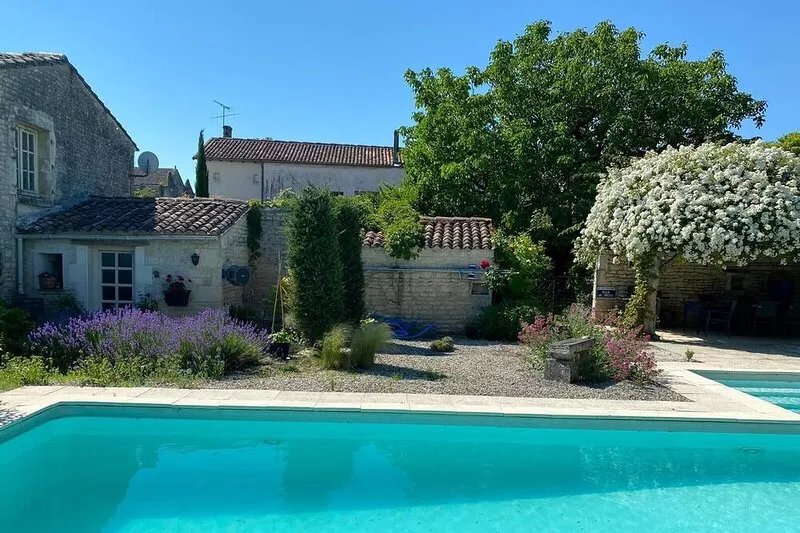 Guaranteed peace and quiet in the heart of the Charente vineyards