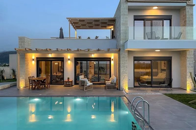 Perfect Location, 40 m2 Private Heated Pool, hot tub and Gym!