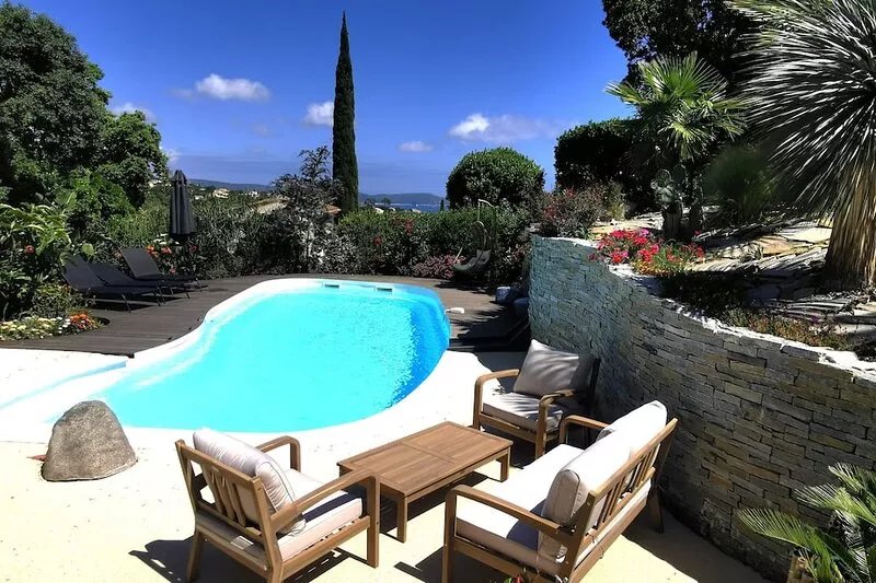 Superb sea-view villa with landscaped pool. Large garden, for 1 or 2 families