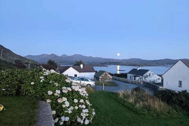 Idyllic Connemara cottage with sweeping sea, island and mountain views.