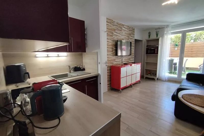 F2 town center quiet garage air conditioning 150 m beach and shops