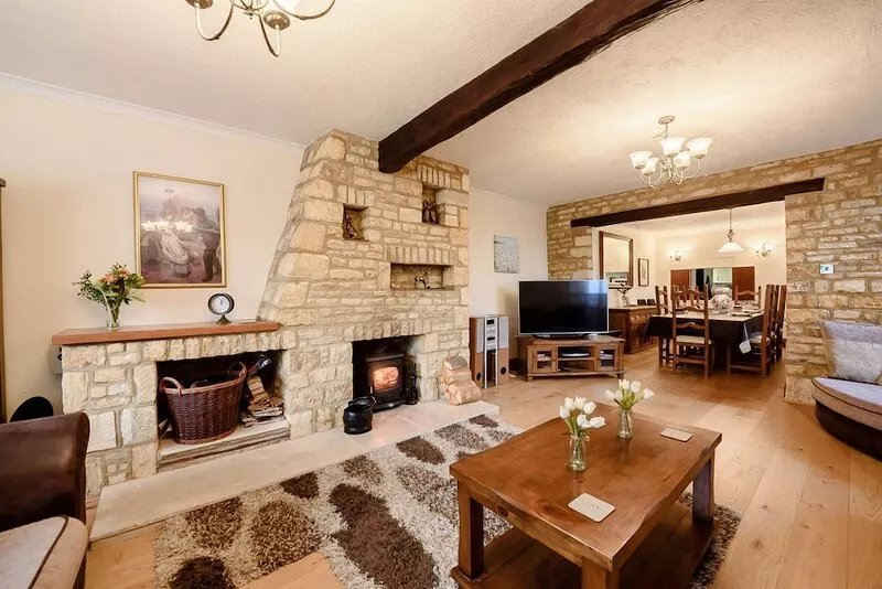 Spacious and contemporary, family-friendly holiday home in the Cotswolds with a