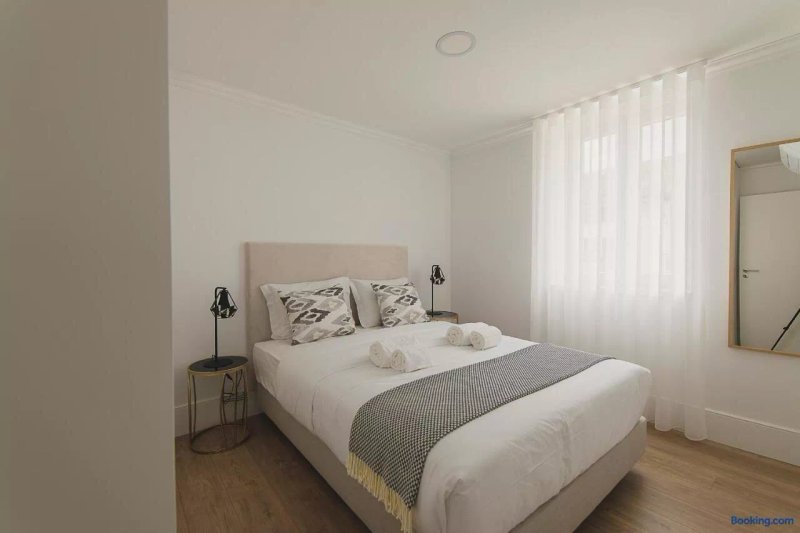 Vibrant Porto Apartments - Heroismo's Metro
