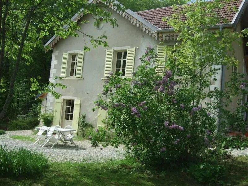 Very pretty house on the edge of the forest with wooded park 3mn from Ornans