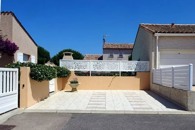 Brand-new, well-located T4 apartment with air-conditioning and swimming pool.