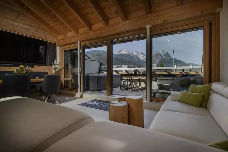 Maisonette-Apartment "Das Garmisch" with jacuzzi and Zugspitz view