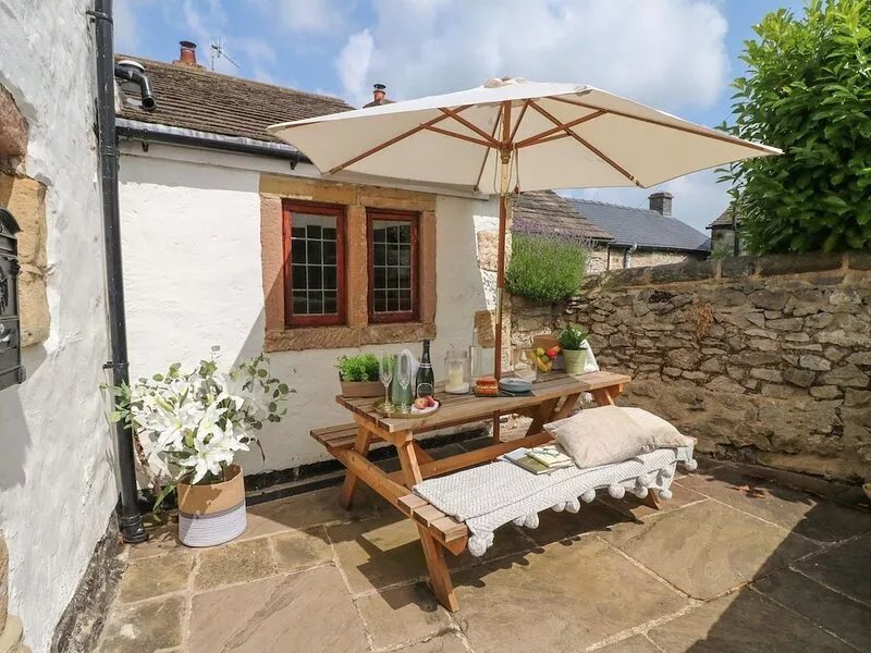HOPE COTTAGE, pet friendly, with open fire in Youlgreave
