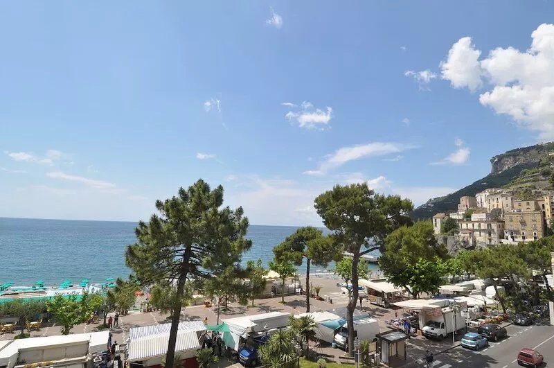 L'Ancora - Bright Sea front, Self Catering Apartment