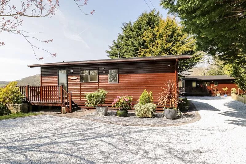 SUMMERTIME LODGE, pet friendly, with a garden in Rhyd-Y-Foel