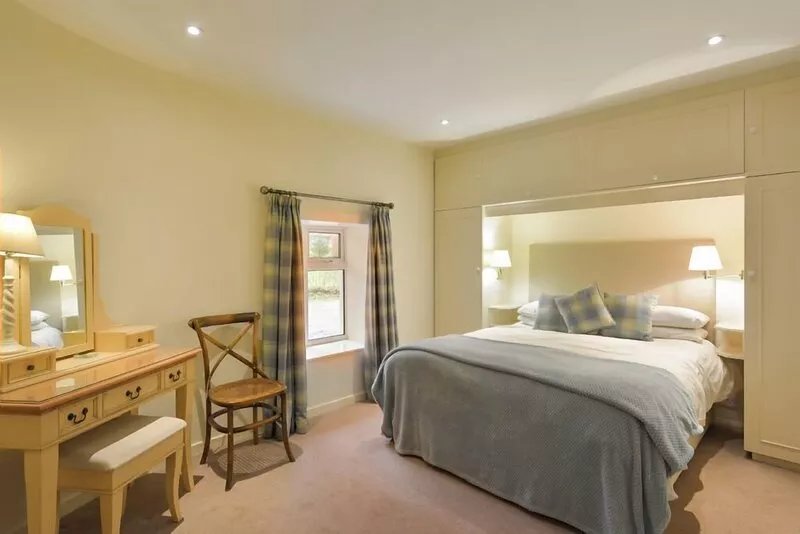 Weighbridge Cottage - a detached cottage with open fire and private garden