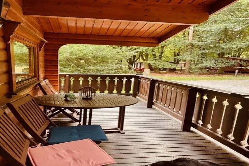 Log cabin with hot tub and veranda, nestled in Kenwick Park, Louth