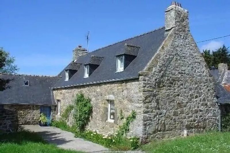 Penty with land, quiet, in the countryside, 2 miles away from the sea