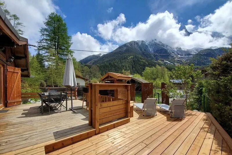 chalet with garden and parking lot in front of Mont-Blanc