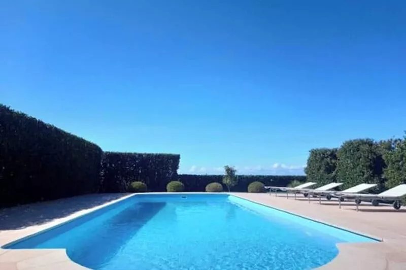 Elegant villa with pool, close to Rome and Tuscany