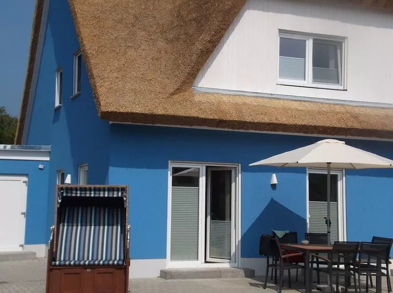 Reetkoje - thatched house with fireplace, sauna, WiFi - between Bodden and
