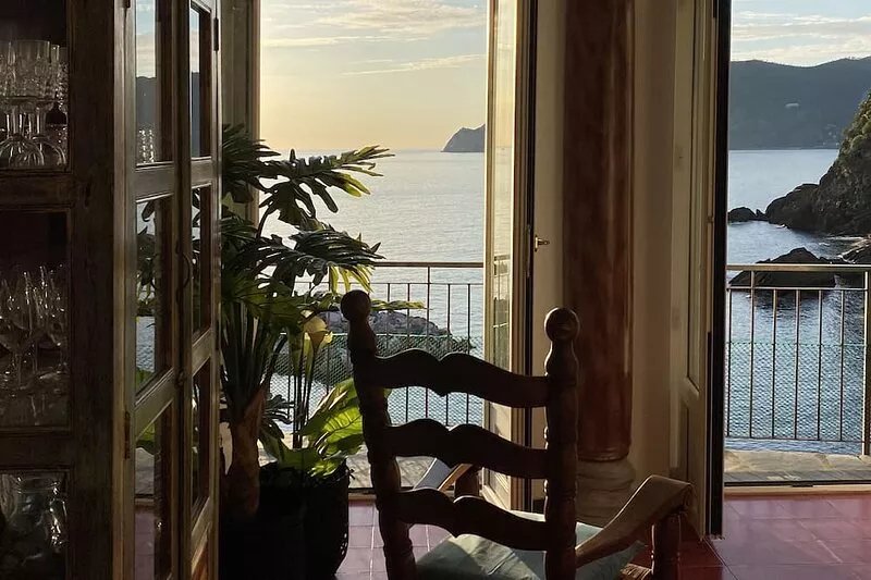 Villa on 2 levels overlooking the harbor of Vernazza. Wi-Fi & AC