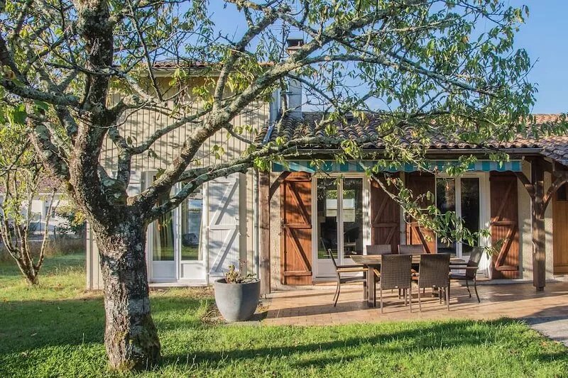 House for 6 and a baby, quiet and bright, all comforts, shaded terrace