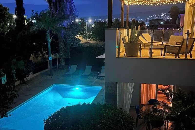 3 bedroom , 2 Bathroom Villa With Sea Views And Private swimming Pool, central..
