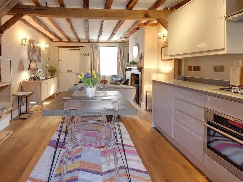 Cottage-Deluxe-Private Bathroom-Street View
