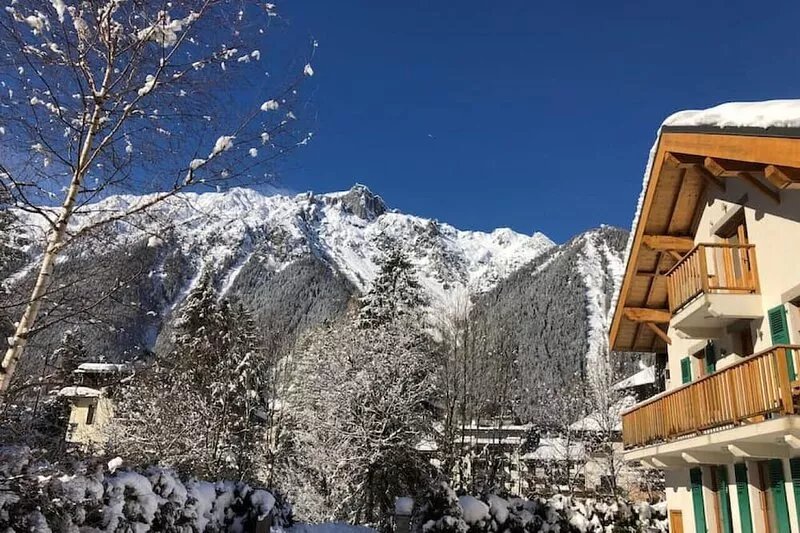 Central Chamonix, 3 bedroom apartment with private garden & views of Mont Blanc