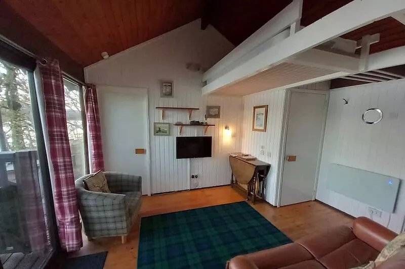SLOY CABIN is a charming log Cabin in a stunning loch side location.