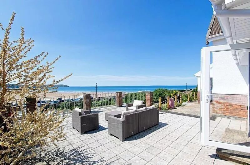 Amazing 3 bed cottage on Esplanade close to village and opposite main beach