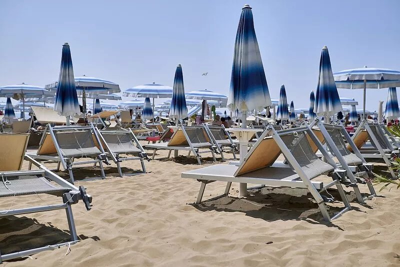 Spacious apartment 30 meters from the sea (via Bafile) and near Piazza Mazzini